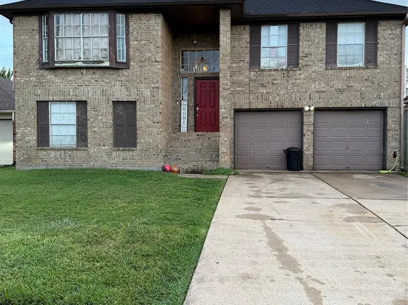 110 Almond Dr, Lake Jackson, TX 77566