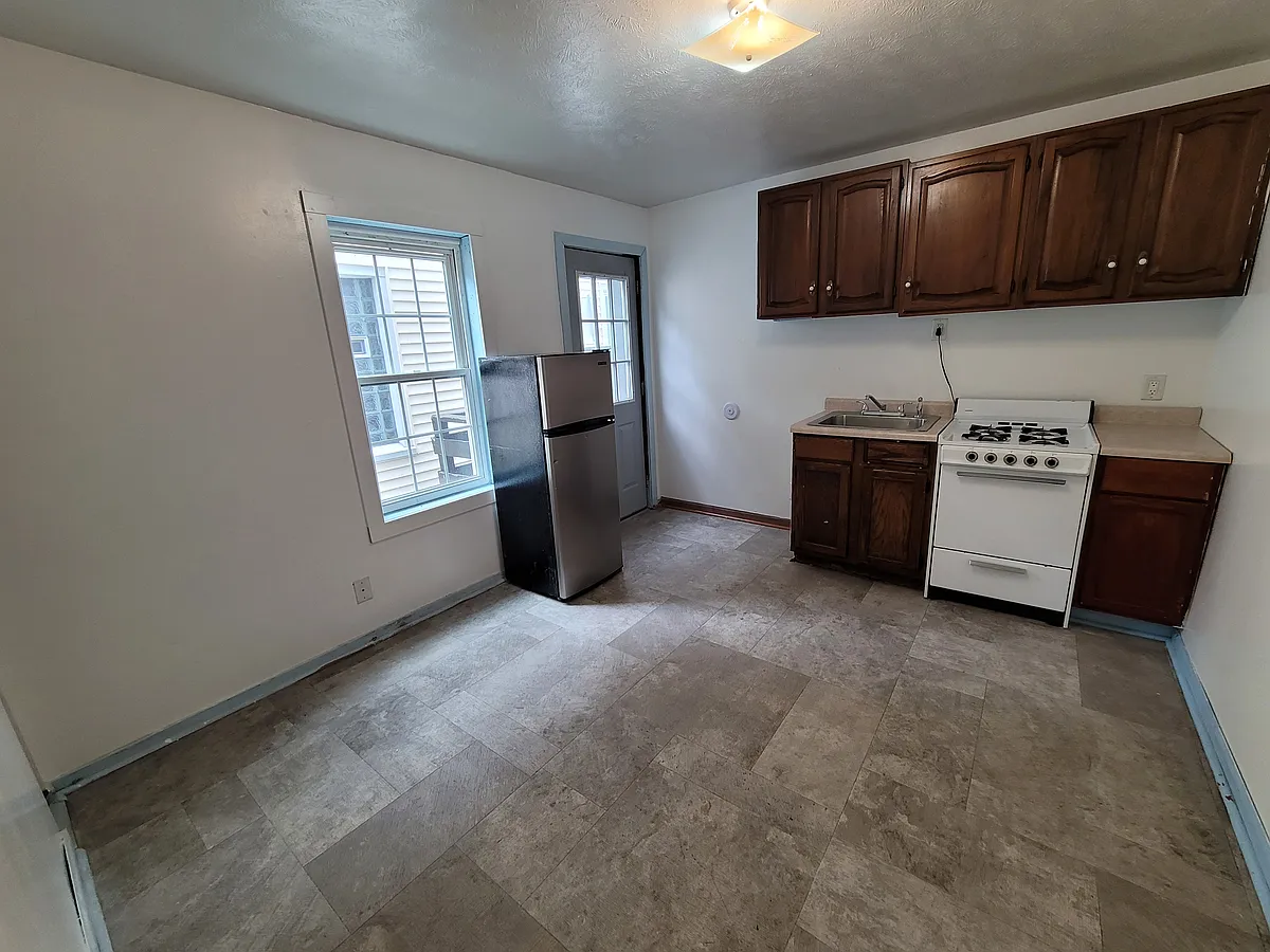 Building Photo - Studio, 1.0 bath, $825