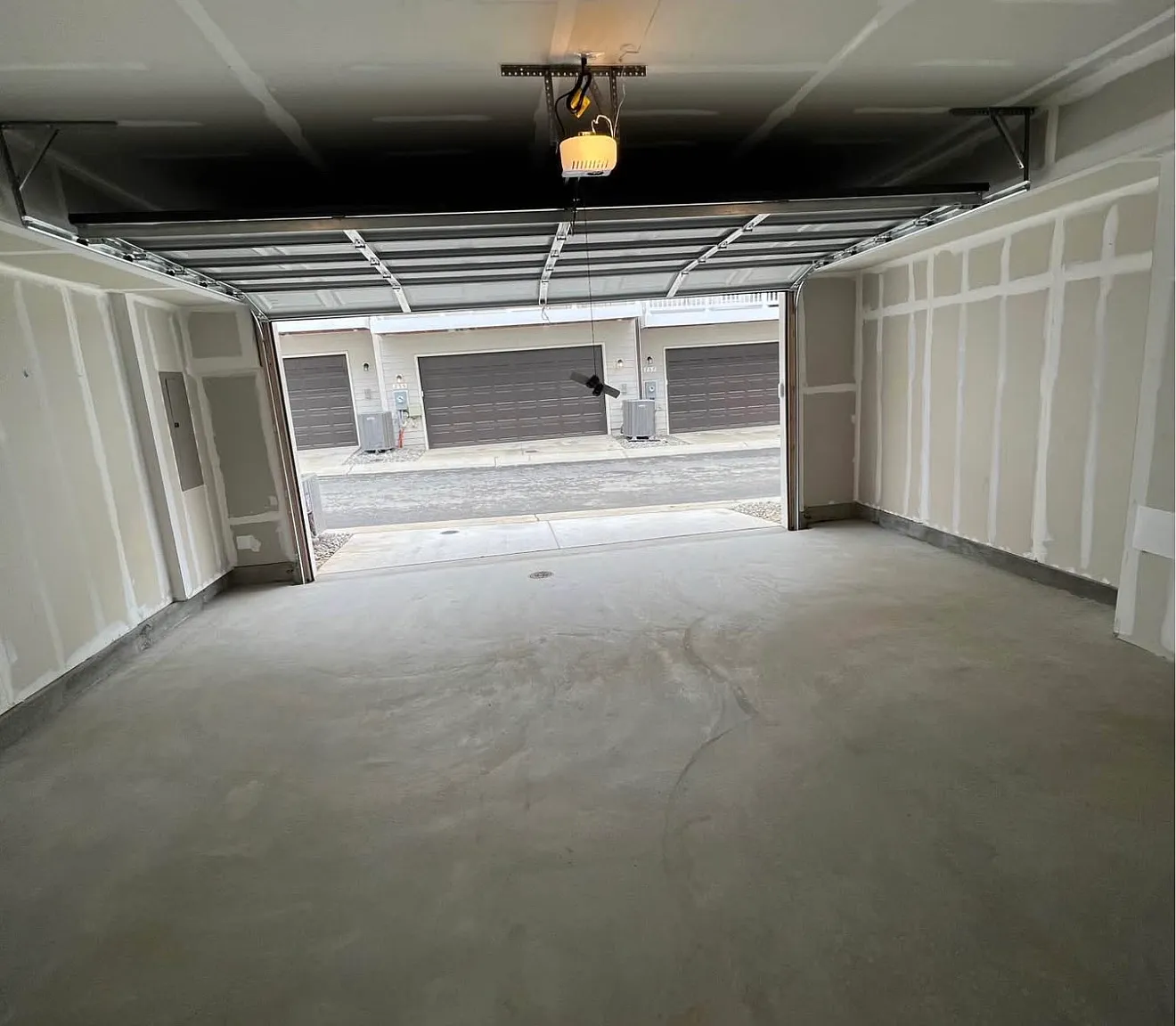 3 bed, 2.5 bath, 2074 sqft, $2,900 — Photo 3
