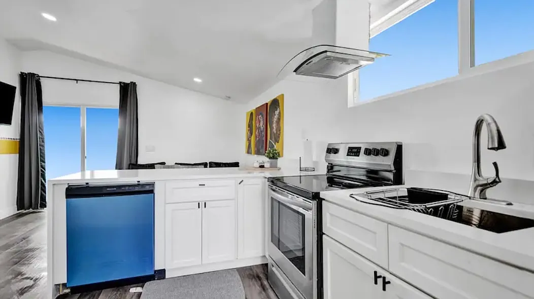 2 bed, 800 sqft, $2,500 — Photo 3