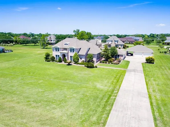 9015 N Point Dr, Beach City, TX 77523