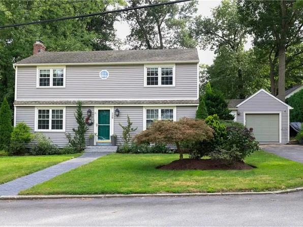 139 Woodstock Ln, Cranston, RI 02920