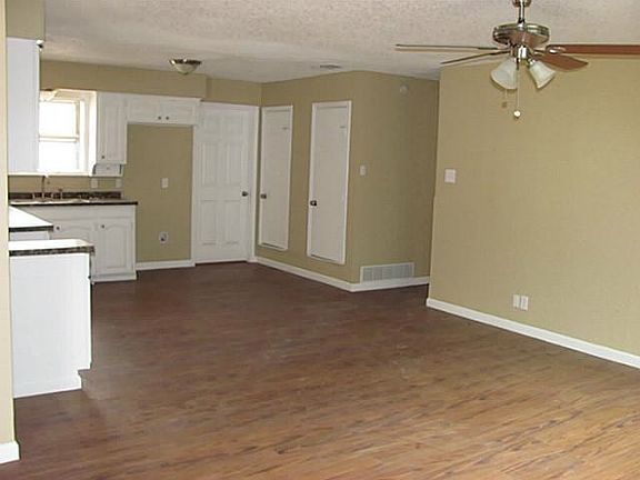 5th image of 704 Kentwood Cir