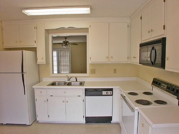3rd image of 170 Barrington Pl #2769faee7