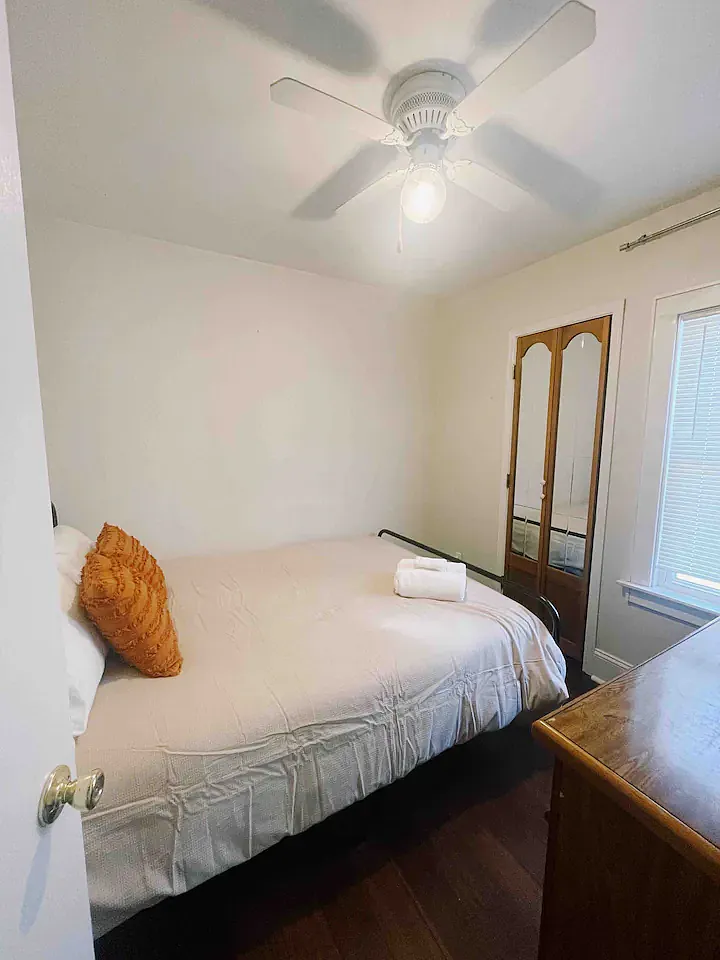 2 bed, 750 sqft, $1,300 — Photo 2