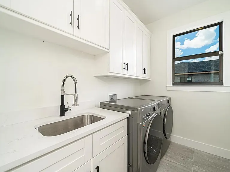 1005 NE 13th Pl — Photo 8