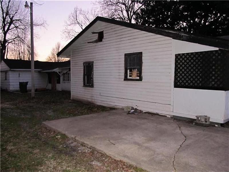 2nd image of 401 E Davis St
