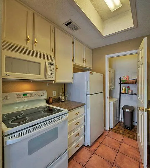 711 W 21st St #205 — Photo 12