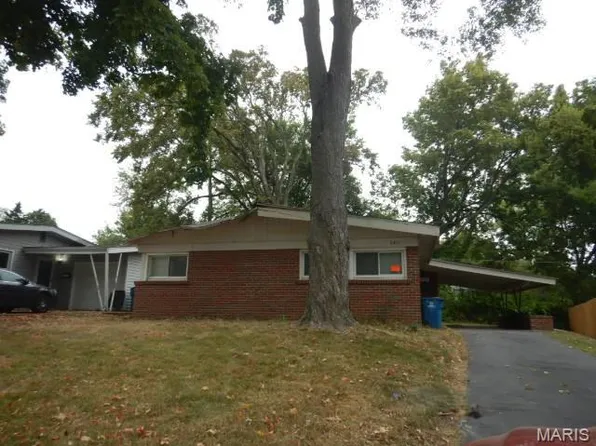 8401 Saint Olaf Dr, Saint Louis, MO 63134