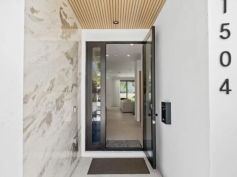 1504 NE 6th St — Photo 21