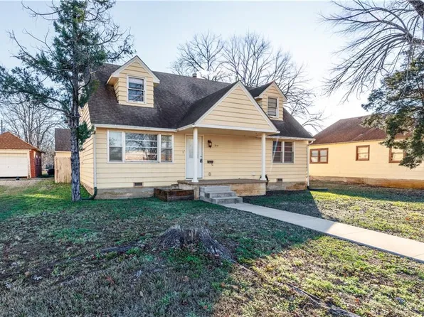 214 N 8th St, Fredonia, KS 66736