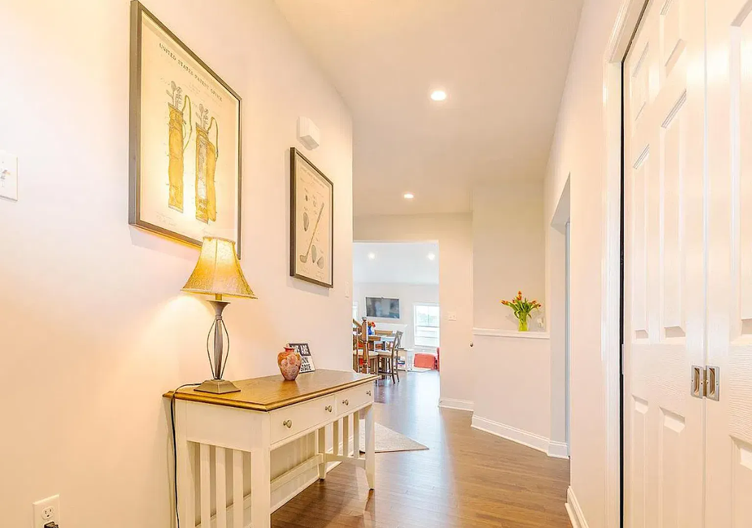 3-Bedroom, 2.5 Bathroom Townhouse in Kingston Village — Photo 3