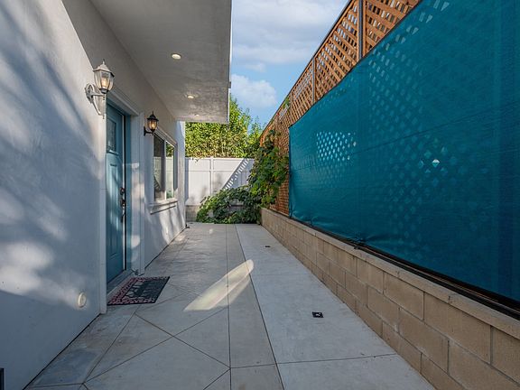 5th image of 15933 Leadwell St