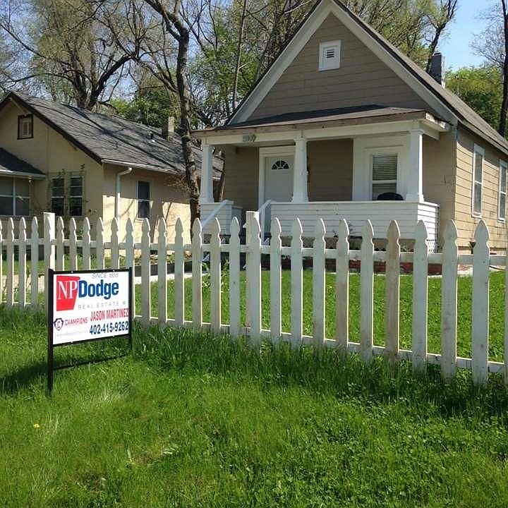 1st image of 3875 Parker St