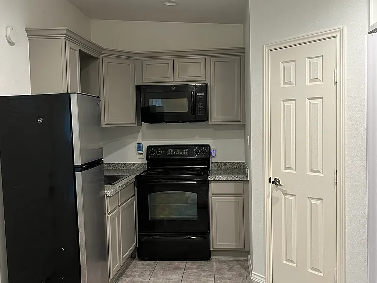 621 Woodcrest Dr — Photo 3