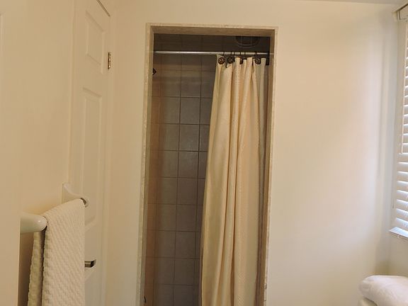 5th image of 710 Neighbourhood Cir #5