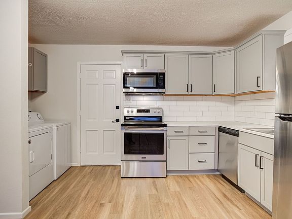 4th image of 228 Hickory St #B