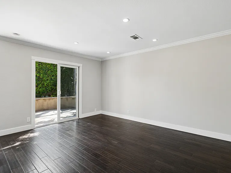 2550 Elden Ave #B — Photo 13
