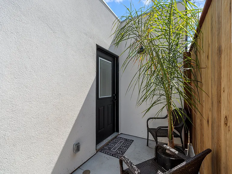 5138 S Hillcrest Dr — Photo 1