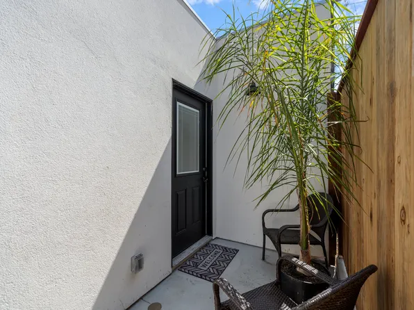 5138 S Hillcrest Dr, Los Angeles, CA 90043