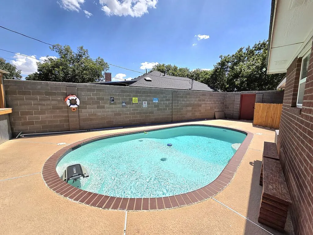 4 bed, 2.0 bath, 2310 sqft, $4,200 — Photo 4
