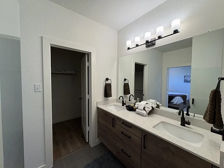 Full bathroom 1