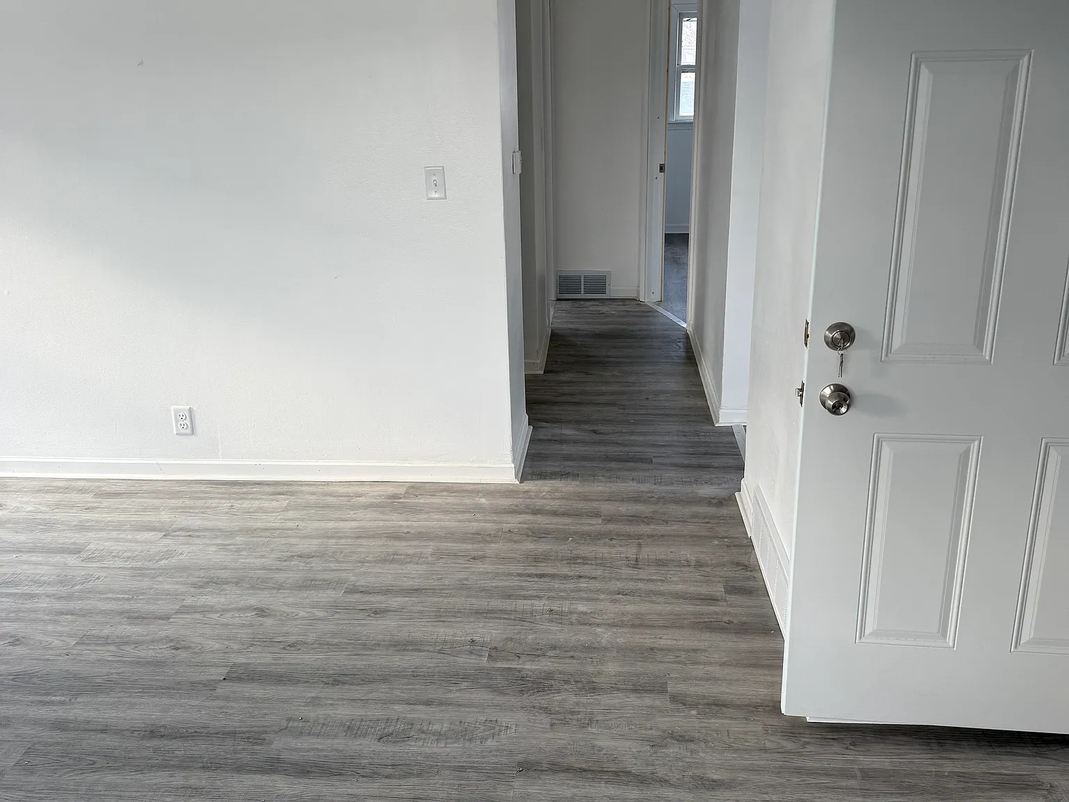 6514 W Carmen Ave — Photo 2