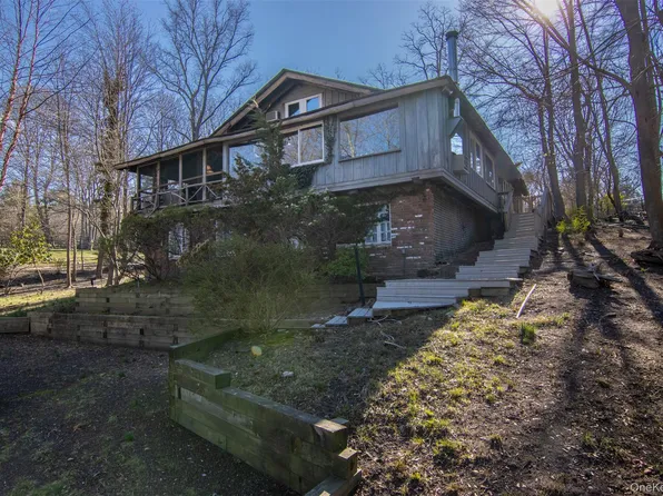 10 Tagliabue Road, Shoreham, NY 11786