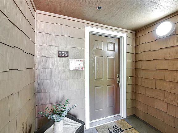 3rd image of 225 Swallowtail Ct