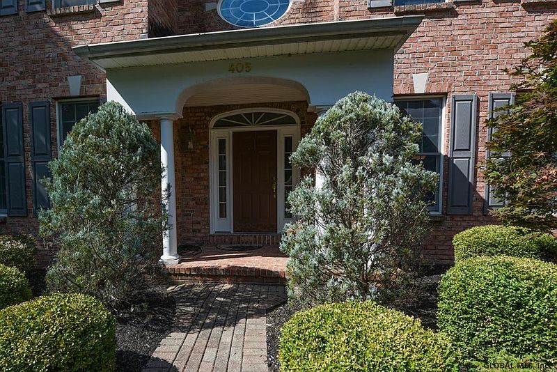 4th image of 405 ELIZABETH Court