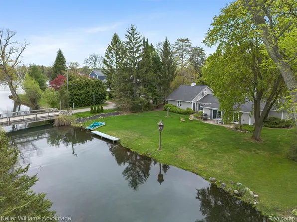 2630 Warner Dr, West Bloomfield, MI 48324