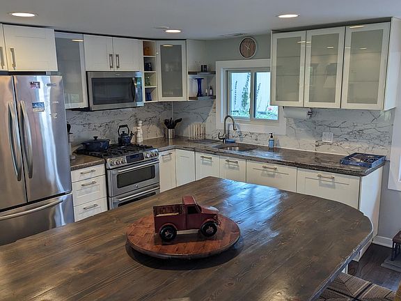 Modern eating kitchen