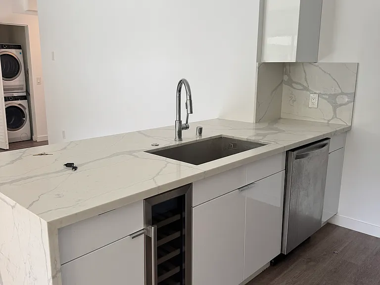 2400 Beverley Ave #5 — Photo 5