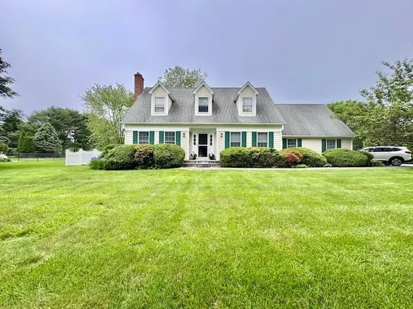 73 Gregory Way, Calverton, NY 11933