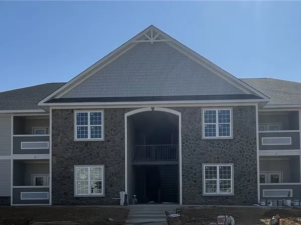 240 Gallery Dr #302, Spring Lake, NC 28390