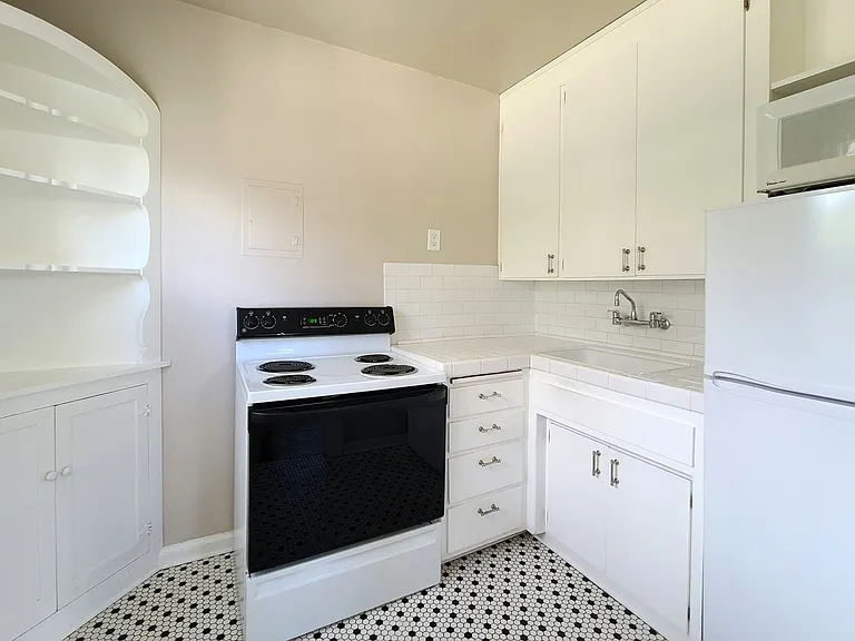 956 10th Ave E #302 — Photo 7