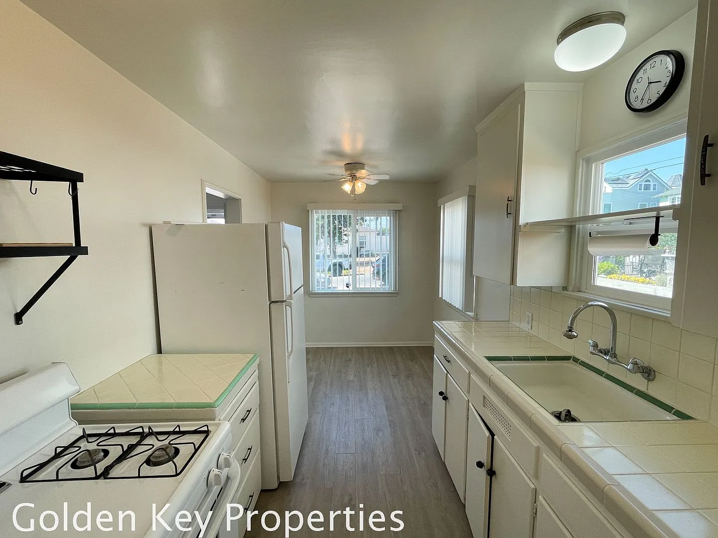 1BR/1BA Home with detached 2 Car Garage! Minutes from the beach! — Photo 2