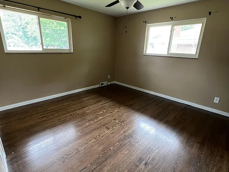 38259 Sheffield St — Photo 12