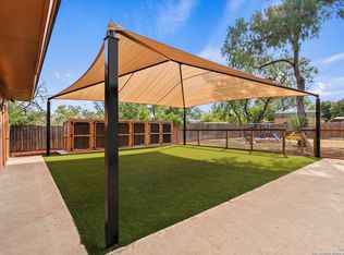 401 BLUEBONNET AVE, Devine, TX 78016