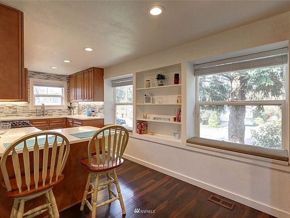 5th image of 2613 59th Ave NE