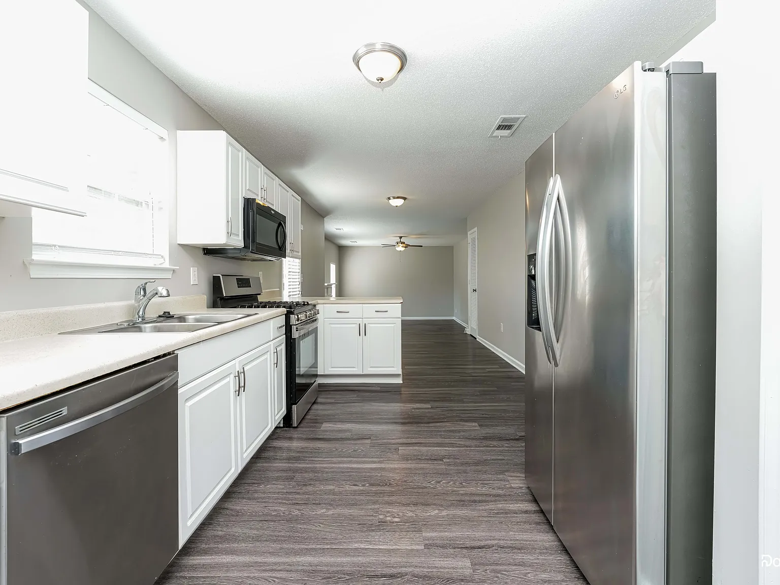 5 bed, 3.0 bath, 2872 sqft, $2,690 — Photo 3