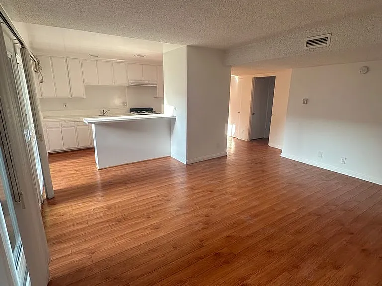 511 N Kenmore — Photo 8