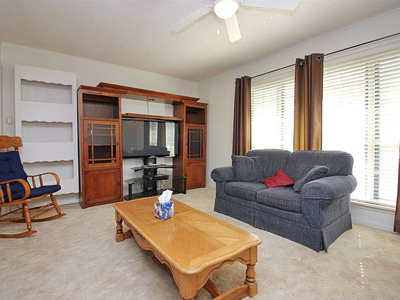 3rd image of 400 S Fordyce St