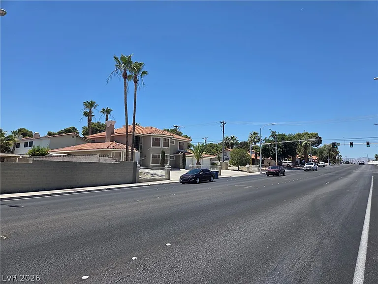 3013 W Oakey Blvd — Photo 2