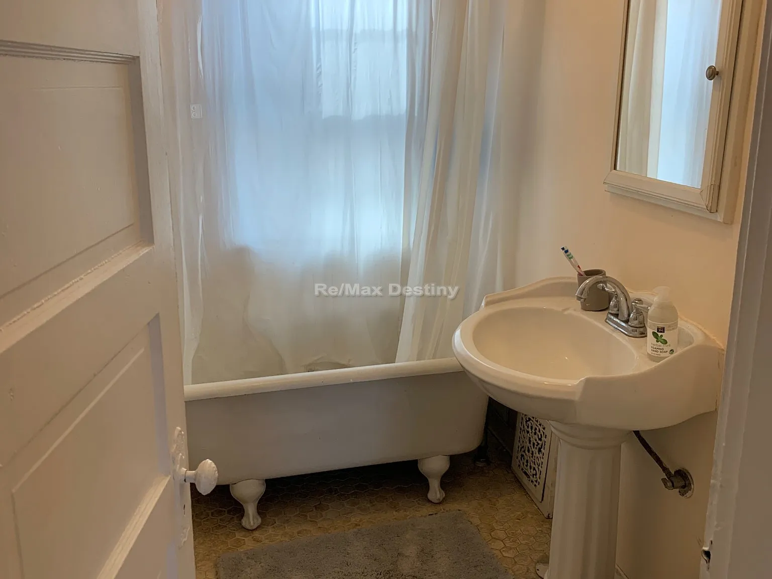 2 bed, 1.0 bath, 1250 sqft, $3,750 — Photo 4