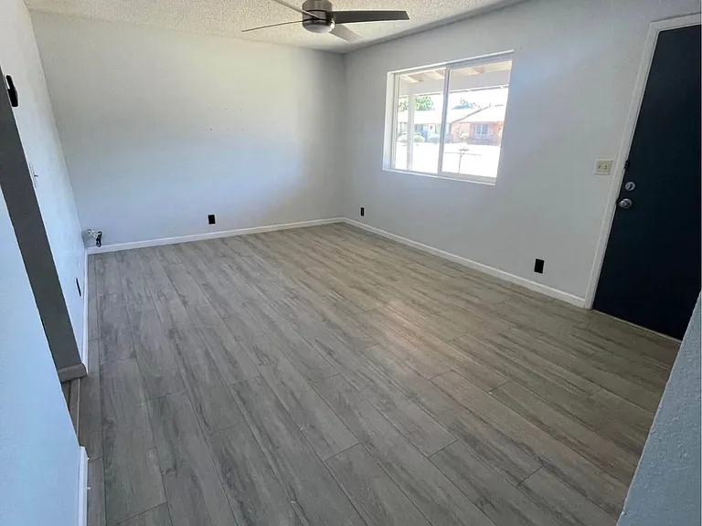 112 E Indigo St — Photo 5