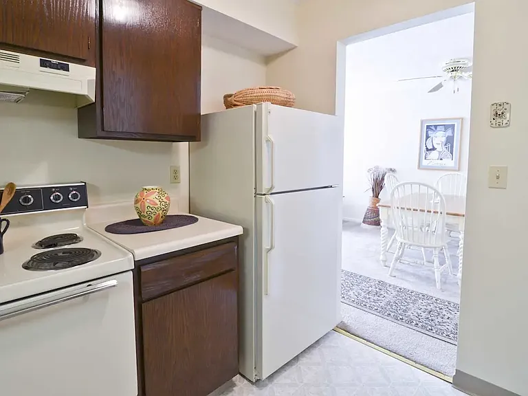 Woodlake Village Apartments — Photo 9