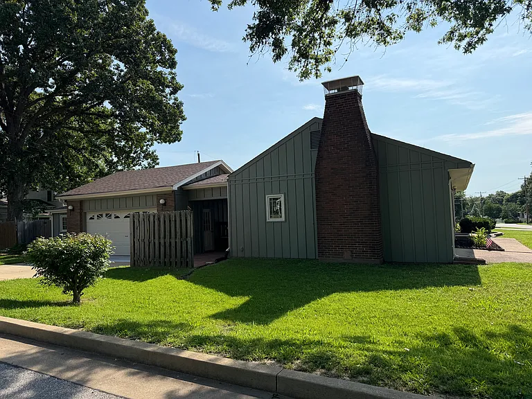 551 Rayburn Ave — Photo 2