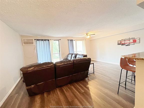 5th image of 3936 Wyandotte St E #310