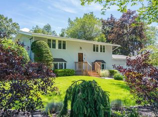 51 Bobcat Ln, East Setauket, NY 11733